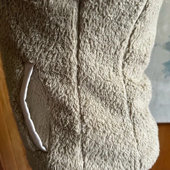 Patagonia Women’s Size Small Vest! Beige. Fluffy. Soft. - Picture 6 of 16